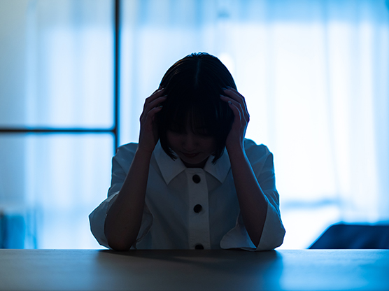 家族の対応に悩む女性のイメージ