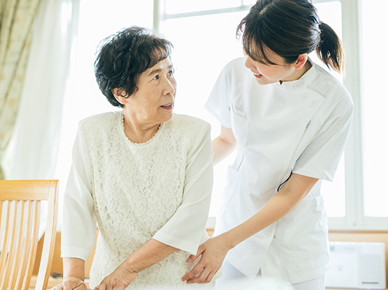 女性を介助する理学療法士