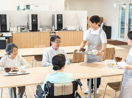 食事の提供を受ける高齢者