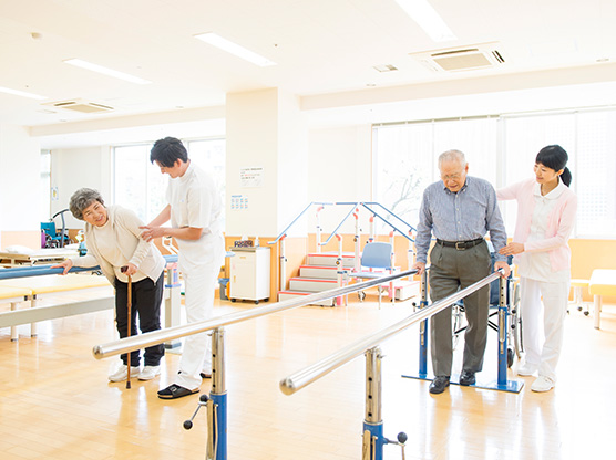 歩行訓練をする利用者