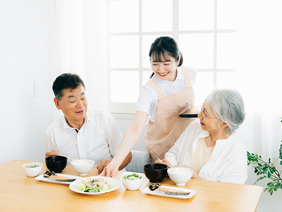 老人ホームで献立が並べられる様子