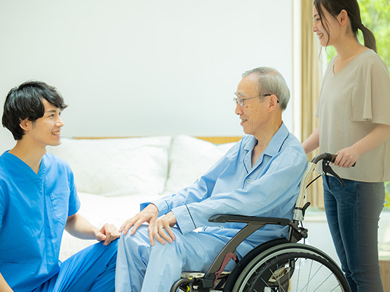 利用者と話をする専門スタッフ
