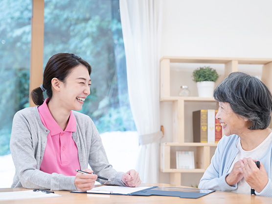 被介護者の話を聞くケアマネジャー