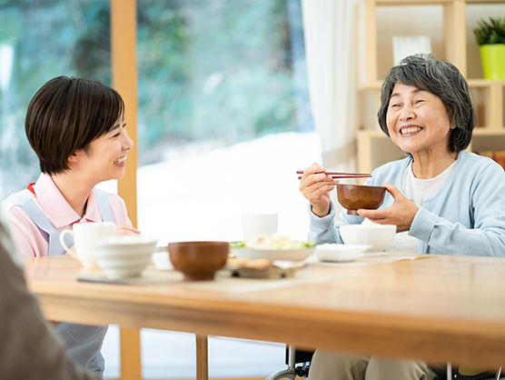 老人ホームで食事をする様子