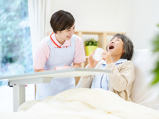 介護施設で口腔ケアを受ける高齢者