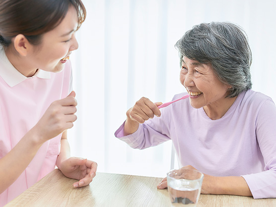 口腔ケアを行う高齢者