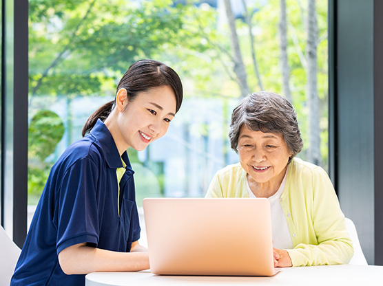 費用が安い施設への転居を検討する