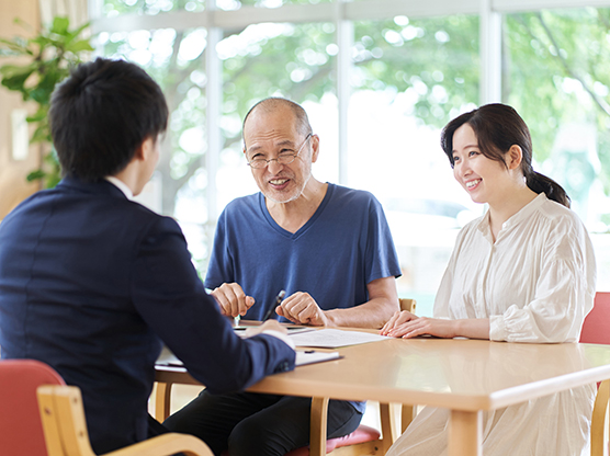 ケアハウスの説明を受ける様子