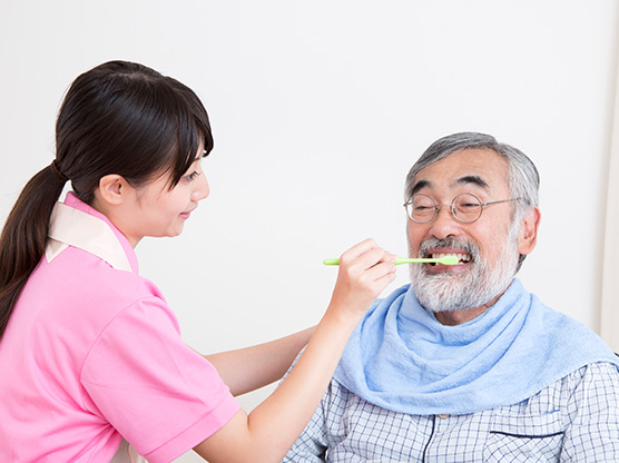 歯みがきをする高齢者