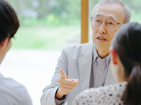 相続について話し合う家族