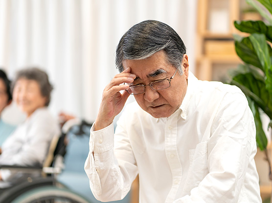 仕事と介護に悩む