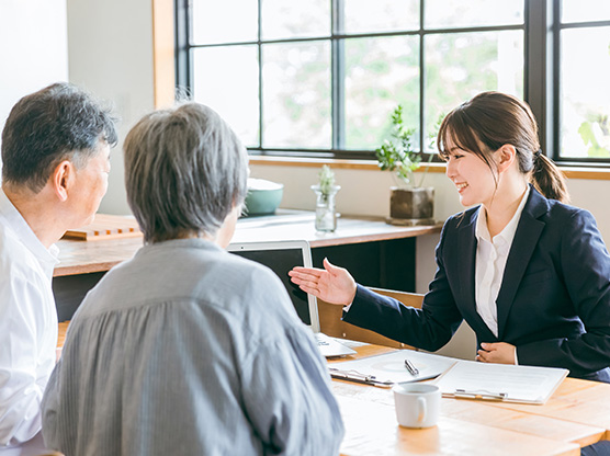 利用の審査を受ける高齢者