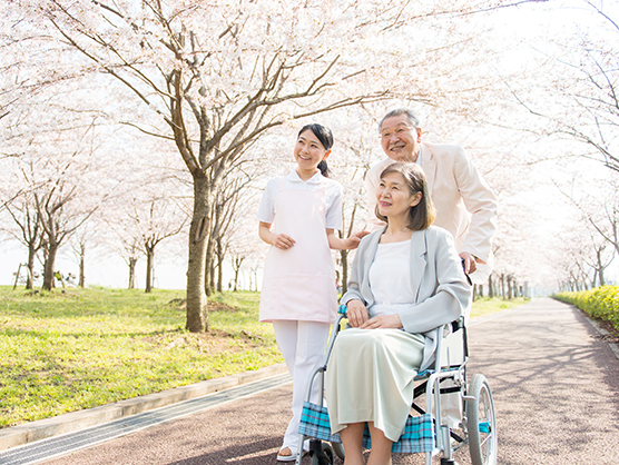 お花見をする入居者