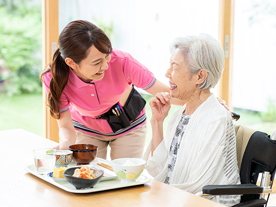 施設で食事介助を受ける様子