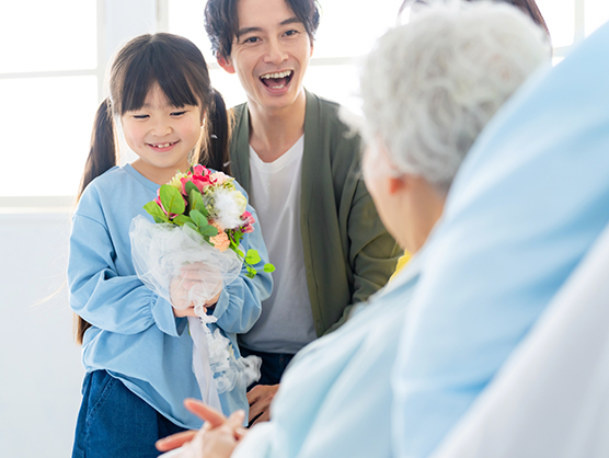 家族と面会する入居者