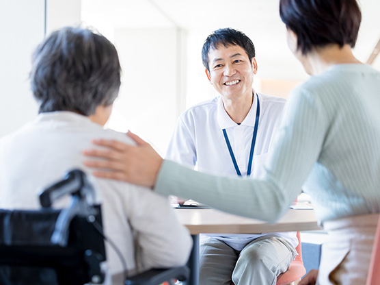 親子に説明をする介護職員