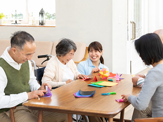 折紙をたのしむ入居者