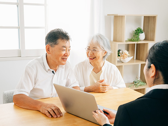 介護の手続きをする様子