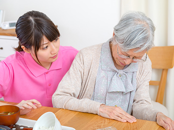 食事を拒否する高齢者