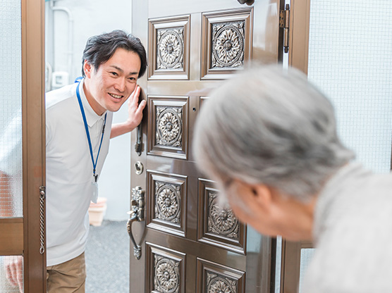 自宅訪問するケアマネジャー