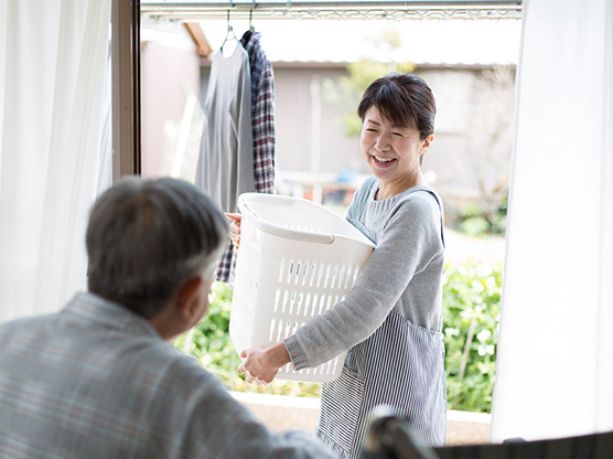 在宅介護をする女性