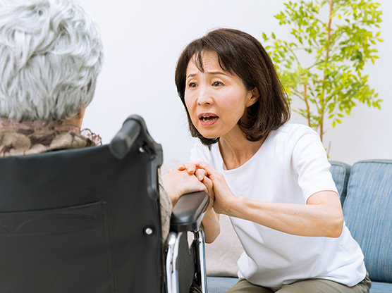 在宅介護で苦労する家族