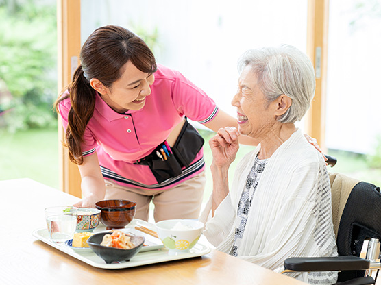 自宅で介護をしている様子